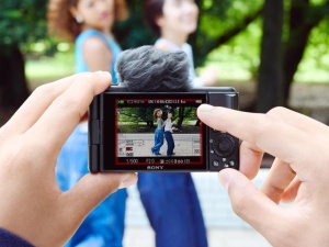 SONY Compact dedicata pentru vlogging ZV-1F 20.1MP, 7.6mm, F2 ISO 125-12.800, 1/32.000s, 4K @30fps, SD/SDXD/SDHC/x1 Micro-HDMI/x1 USB-C, Rafala 3.5-16cps, WiFi/Bluetooth, Senzor CMOS Exmor RS 1" - Img 12