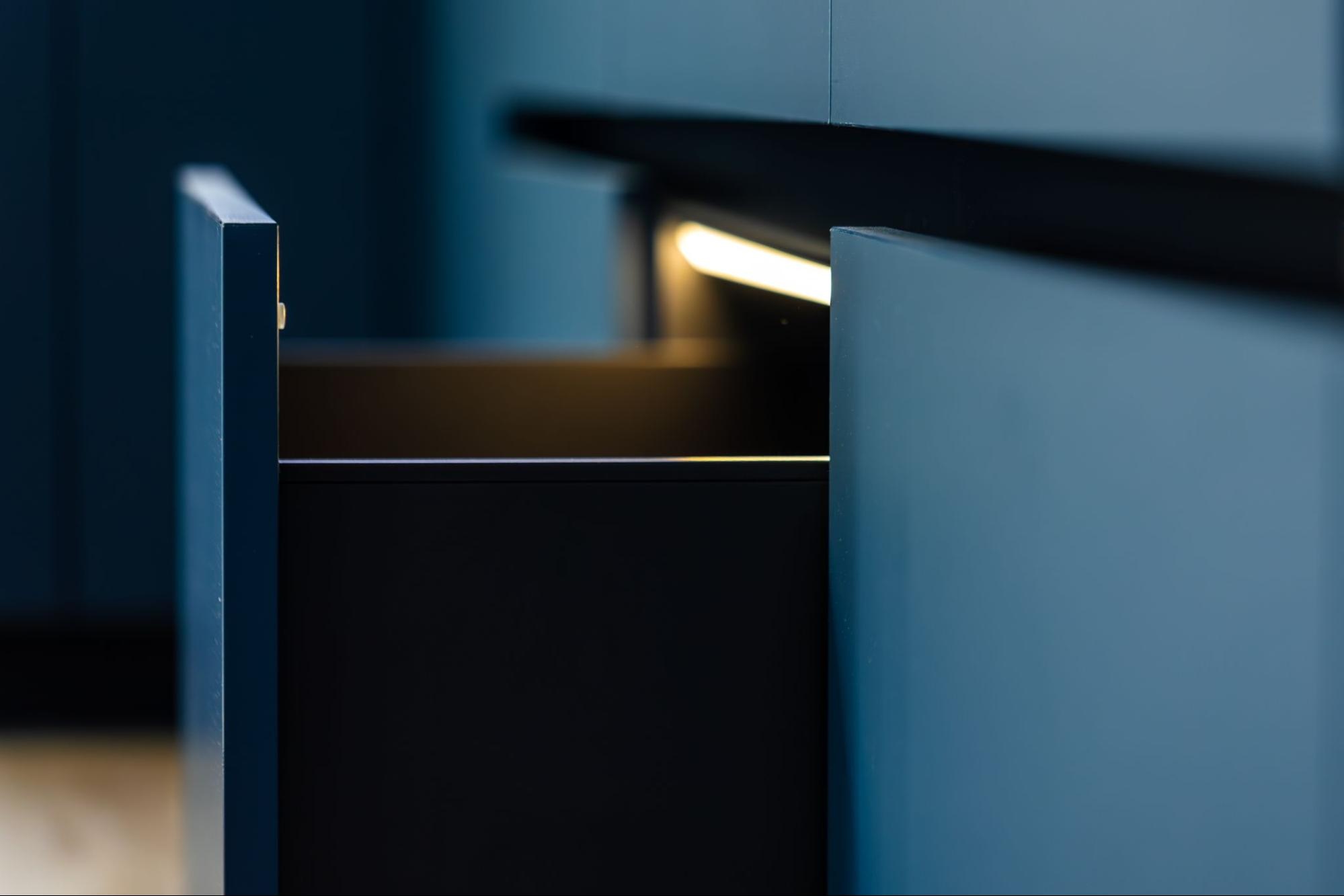 Detaliu mobilier bucătărie modernă cu sistem push-to-open