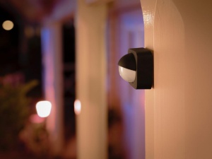Senzor miscare pentru exterior Philips Hue 160°, instalare wireless ,2xAA, IP54 - Img 4