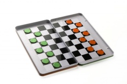 Joc magnetic - Dame - ideal pentru călătoriiVârsta: 4-99Număr dejucători: 2. Conține: 28 magneți.Fie că ești într-o călătorie cu tre nulsau mașina, la iarbă verde sau peplajă, te poți bucura de jocul de DameMagnetic. Un joc de strategiecare stimulează - Img 3