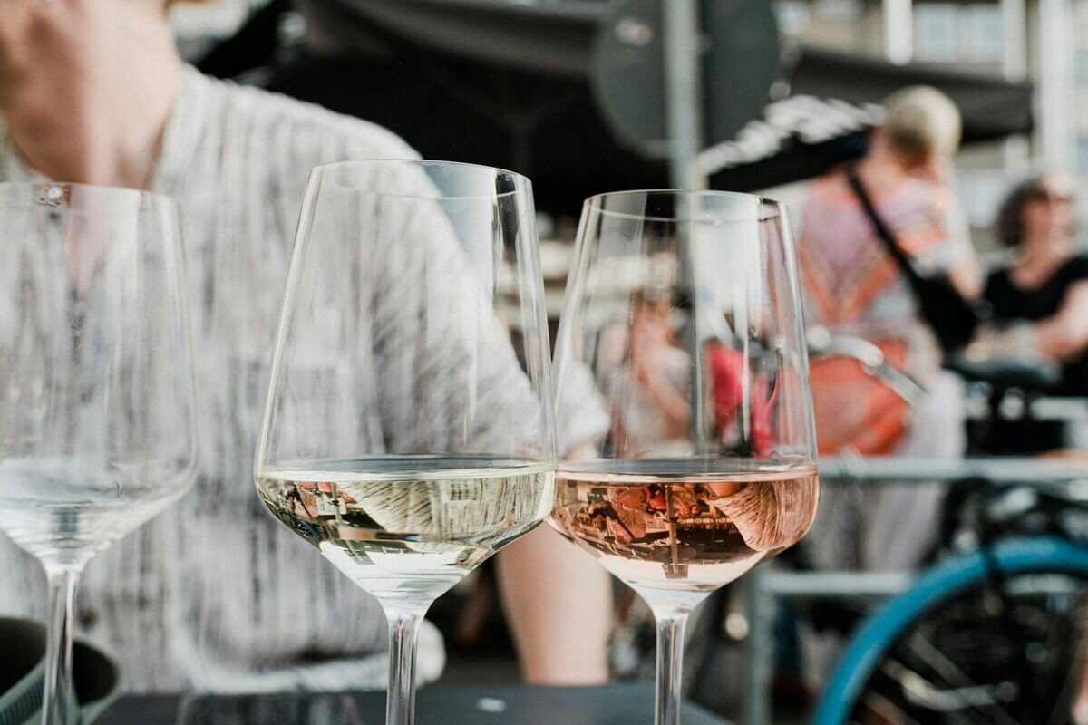 Când se pune dioxid de sulf în vin. Ce presupune sulfitarea vinurilor