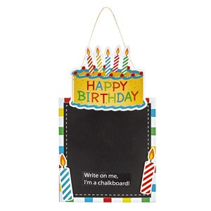 Indicator Suspendabil de Petrecere din Lemn cu Tabla Neagra Tort Happy Birthday 20x33cm