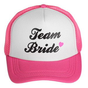 Sapca Fucsia Alba cu Imprimeu Negru "Team Bride" Inima Fucsia pentru Femei