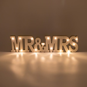 Decoratiune Suspednabila din Lemn de Culoare Naturala Mr&Mrs cu Lumina 48x2.2x12cm