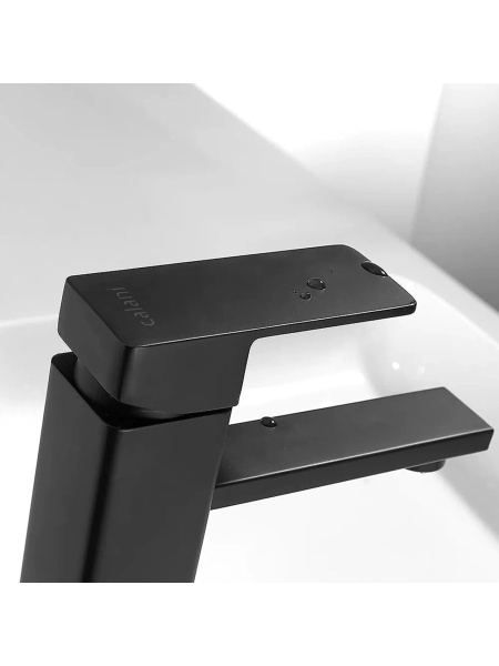 Baterie baie Calani Low Siena Black montată pe lavoar alb modern