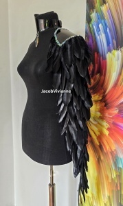 Accesoriu handmade cu pene naturale negre și cristale pentru corsete