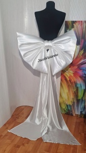 Brosa funda mare din satin talie cu trena detasabila mare pe rosu