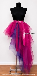 Fusta festival tulle roz cu mov accesorizata cu franjuri