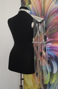 Accesoriu fashion pentru un umăr cu lanțuri și discuri oglindă pentru festivaluri