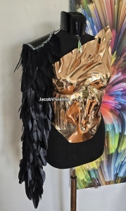 Detaliu accesoriu cu pene naturale și cristale strălucitoare pentru corset auriu oglinda – Jacob Vivianne
