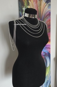 Accesoriu premium cu lanțuri argintii pentru festivaluri și ținute glamour