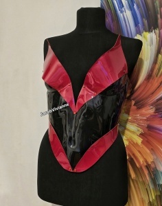 Corset plastic negru lucios decupat in V detaliat rosu - Img 2