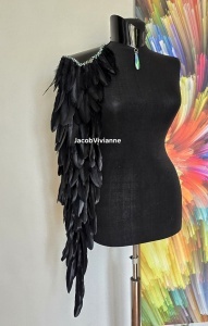 Accesoriu handmade cu pene naturale negre și cristale pentru corsete