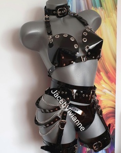 Sutien piele naturala accesorizat cu capse pentru festival