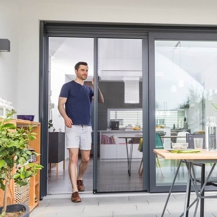Cum alegi plasa de insecte potrivită pentru usa de balcon sau terasa casei tale
