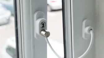 Ferestre child proof? Este posibil: sisteme de siguranță pentru geamuri de termopan. Scapă de griji!