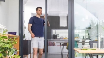 Cum alegi plasa de insecte potrivită pentru usa de balcon sau terasa casei tale