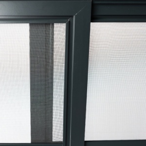 Plasa tantari usa GLISANTA - NOVA, MARO DESCHIS RAL 8014 MAT, 1 CANAT, actionare orizontala - Img 2
