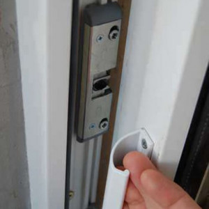 sistem blocare usa balcon alb