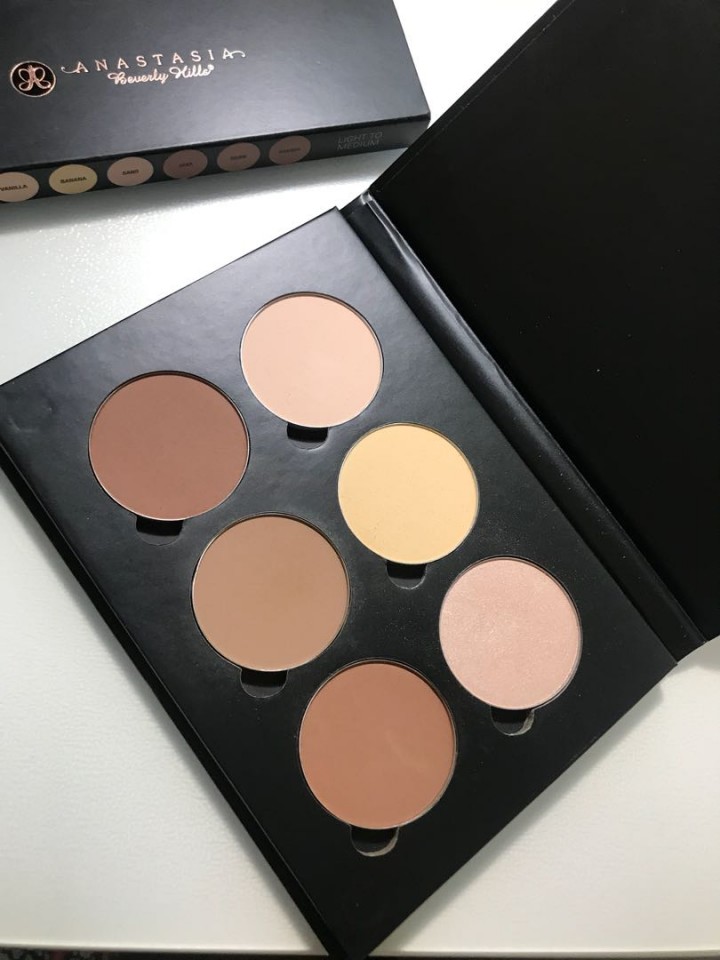 Paleta 6 pudre/ Kit conturare fata Anastasia Contour Kit Light To Medium