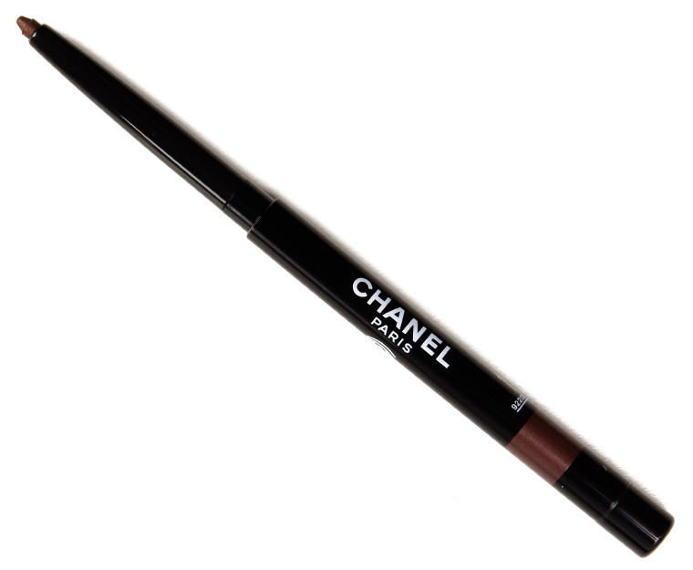 Creion de ochi dermatograf Chanel Le stylo Waterproof, Nuanta 943 Brun Agape Creion de ochi dermatograf Chanel Le stylo Waterproof, Nuanta 943 Brun Agape