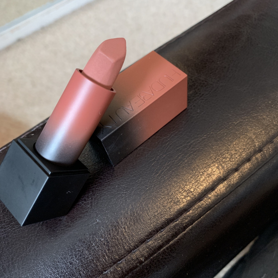 Ruj de buze mat Huda Beauty Power Bullet Matte Lipstick Interview