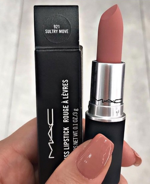 Ruj de buze MAC Powder Kiss Lipstick Nuanta Sultry Move