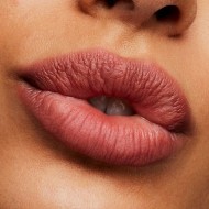 Ruj de buze MAC Powder Kiss Lipstick Nuanta Sultry Move