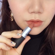 Ruj de buze MAC Powder Kiss Lipstick Implusive, Bej