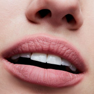 Ruj de buze MAC Powder Kiss Lipstick Nuanta Reverence