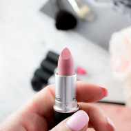 Ruj de buze MAC Powder Kiss Lipstick Nuanta Reverence