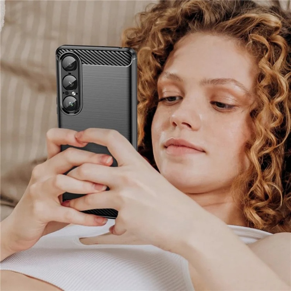 Husa pentru Sony Xperia 1 VII, SKYDDAR INNOVATION, Carbon Silicone, din Silicon Slim, cu textura Fibra Carbon, set cu sticker, Negru - 1 | YEO