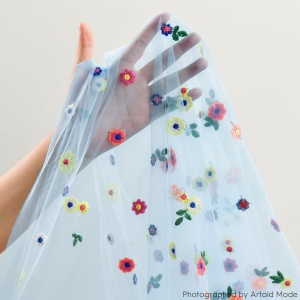 Traversă de masă din tul, cu flori sălbatice brodate – albastră, 70 × 300 cm. - Img 5