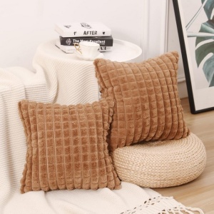 Fețe pernă decorative 65x65cm, set 2 buc, din blană artificială de plus, textură în carouri, maro - Img 1