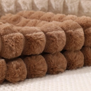 Fețe pernă decorative 65x65cm, set 2 buc, din blană artificială de plus, textură în carouri, maro - Img 3