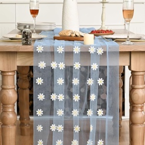 Traversă de masă din tul, margarete brodate, model de primăvară – albastră, 70 × 300 cm. - Img 6