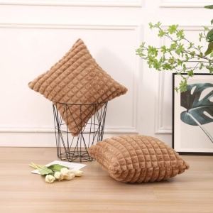 Fețe pernă decorative 65x65cm, set 2 buc, din blană artificială de plus, textură în carouri, maro - Img 4
