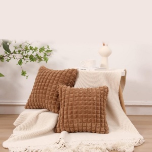 Fețe pernă decorative 65x65cm, set 2 buc, din blană artificială de plus, textură în carouri, maro - Img 5