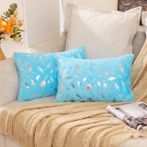 Fețe de pernă decorative 30x50 cm, set 2 buc, design modern, albastru deschis cu pene argintii - Img 1