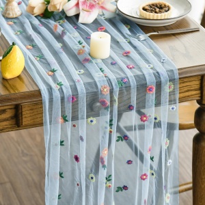 Traversă de masă din tul, cu flori sălbatice brodate – albastră, 70 × 300 cm.