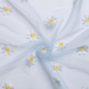 Traversă de masă din tul, margarete brodate, model de primăvară – albastră, 70 × 300 cm. - Img 4
