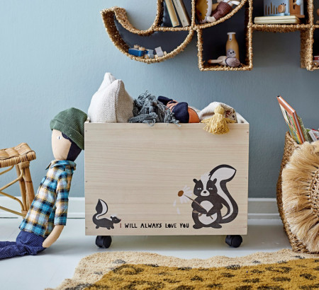Cutie pentru depozitare jucarii maro din lemn Kesa Bloomingville Mini Dimensiuni: - Lungime: 60 cm - Latime: 45 cm - Inaltime: 40 cm Material: lemn de paulownia Dupa ce copiii dvs. s-au jucat cu jucarii in fiecare camera din casa, puneti-i sa rostogoleasc