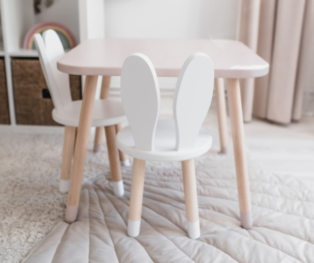 Set-masuta-patrata-roz-si-2-scaunele-iepuras-roz-si-alb