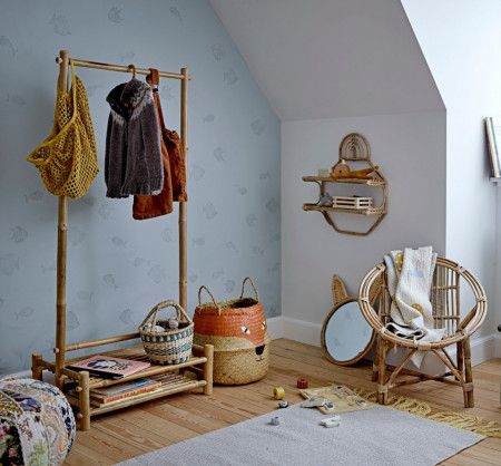 Cuier maro din bambus Christianna Bloomingville Mini Dimensiuni: - Lungime: 60 cm - Latime: 35 cm - Inaltime: 130 cm Material: bambus Sarcina maxima: 20 kg/raft si 20 kg/bara A se curata cu o laveta umeda. Produsul este realizat din materiale naturale, cu