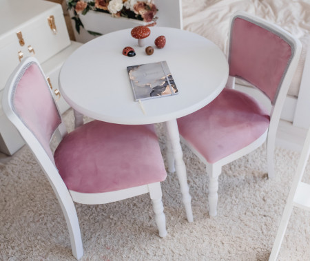 Set masa rotunda alba cu 2 scaune roz tapitate