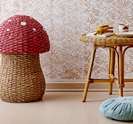 Cos cu capac multicolor din fibre naturale Corintha Bloomingville Mini Dimensiuni: - Diametru: 43 cm - Inaltime: 61 cm Material: iarba de mare, ratan si fier Produsul este realizat manual din materiale naturale , culoarea si dimensiunile pot varia usor. C