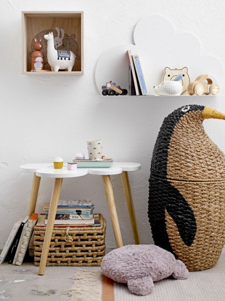 Cos cu capac negru din fibre naturale Tazia Bloomingville Mini Dimensiuni: - Diametru: 37 cm - Inaltime: 69 cm Material: iarba bankuan Produsul este realizat din materiale naturale, culoarea si dimensiunile pot varia usor. Depozitati-va plusurile sau juca