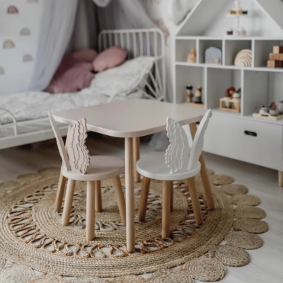 Set-masuta-patrata-roz-si-2-scaunele-ingeras-roz-si-alb