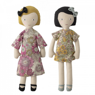 Set 2 papusi din bumbac si poliester Sisters Bloomingville Mini Dimensiuni: - Lungime: 35,6 cm - Latime: 10 cm - Inaltime: 6,5 cm Material: 65% poliester si 35% bumbac, umplutura din 100% poliester Varsta recomandata: 0+ luni.