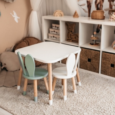 Set-masuta-patrata-alba-si-2-scaunele-iepuras-mint-si-alb